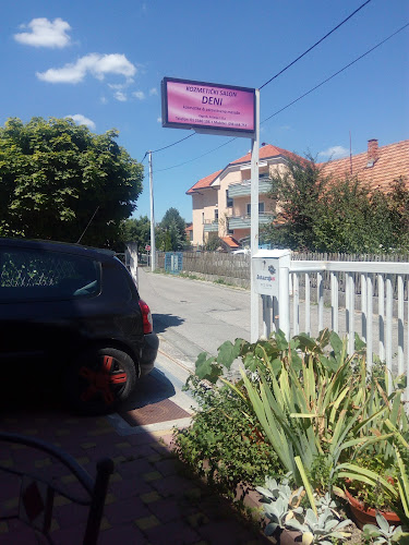 Ulaz i oznaka salona Deni